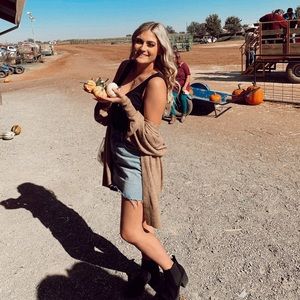 Meet your Posher, Larissa